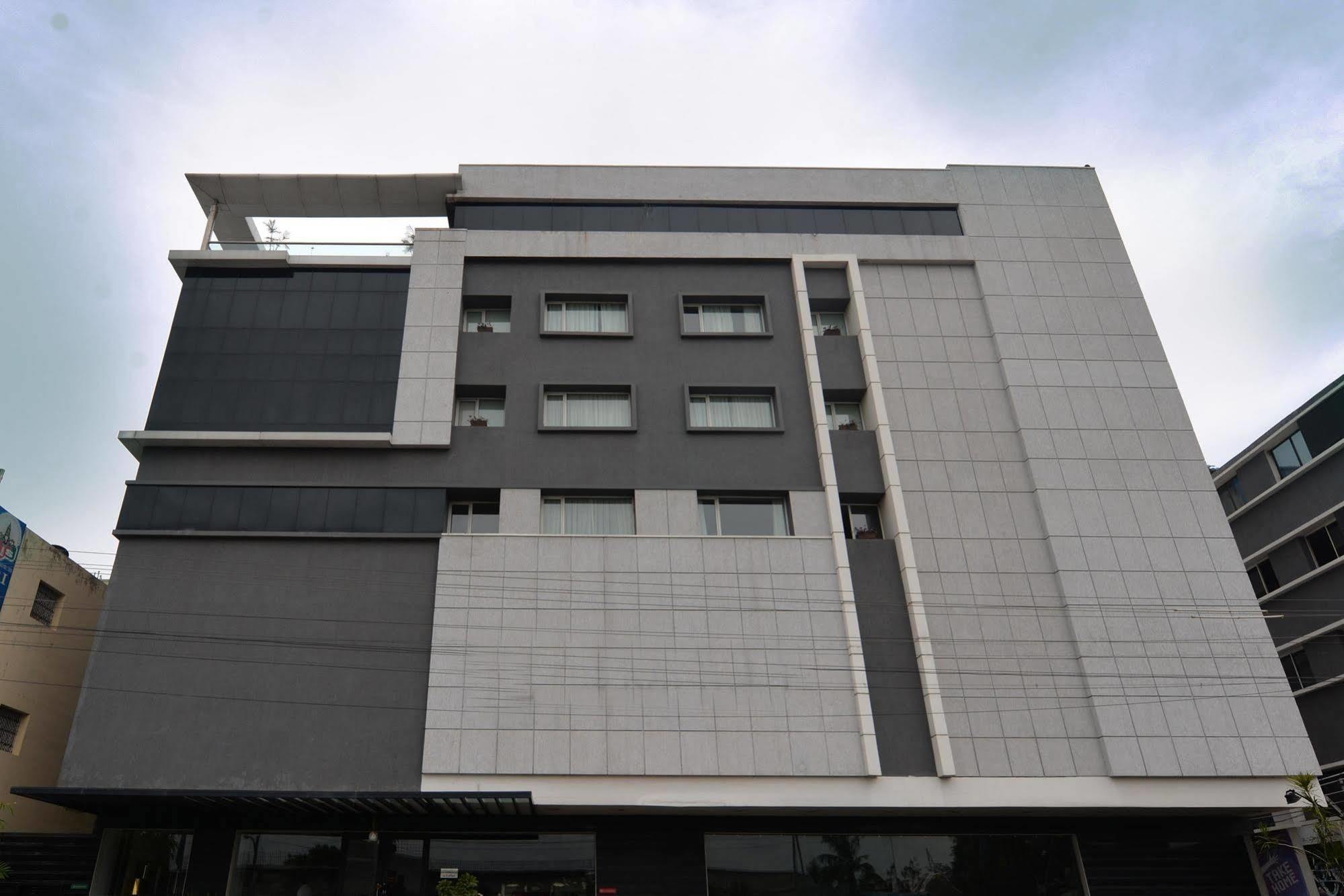The Kay Hotel Vijayawāda Extérieur photo