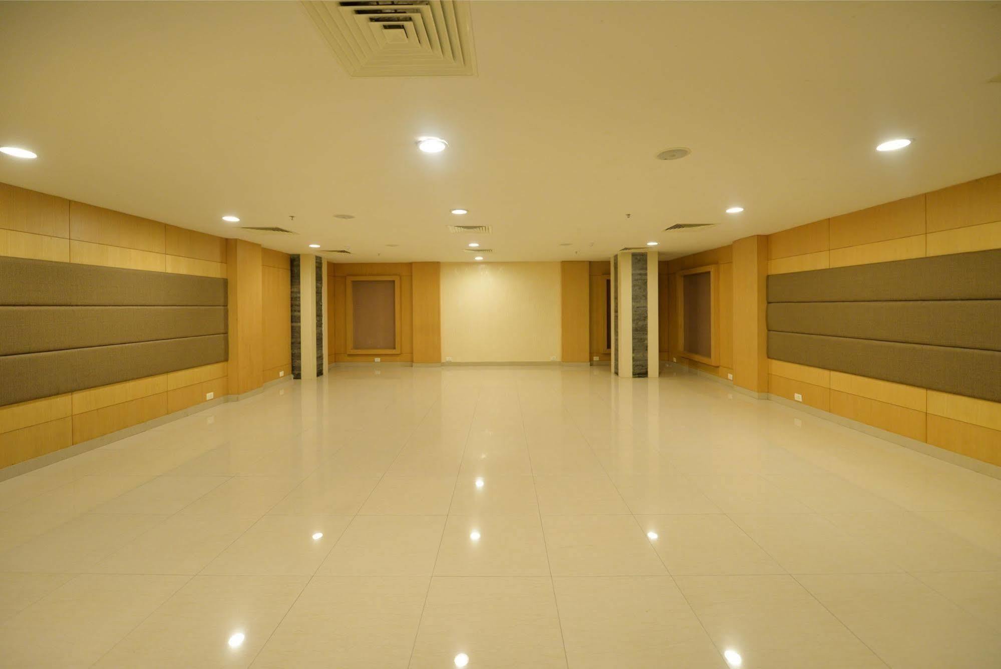 The Kay Hotel Vijayawāda Extérieur photo